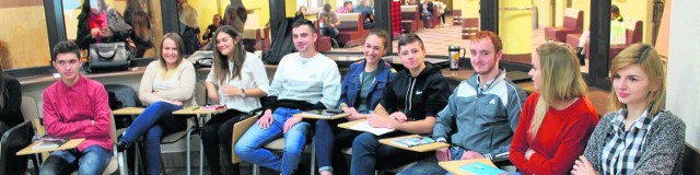 Wyższa Szkoła Biznesu w 2015 roku obchodziła 20-lecie swojej edukacyjnej działalności w Dąbrowie Górniczej. Wczoraj odwiedziliśmy studentów podczas zajęć. Wśród nich są także goście z Ukrainy