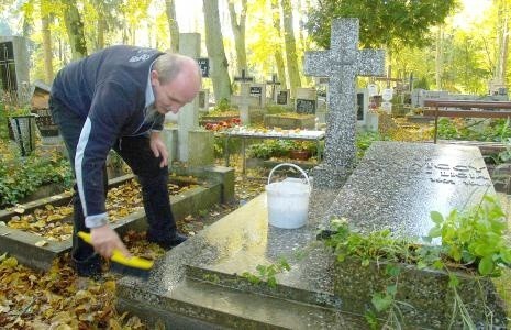 Przed 1 listopada wielu słupszczan sprząta groby swoich bliskich. Jednakże nie każdy ma czas, a także siły, by groby pielęgnować samemu. (Zdjęcie archiwalne)