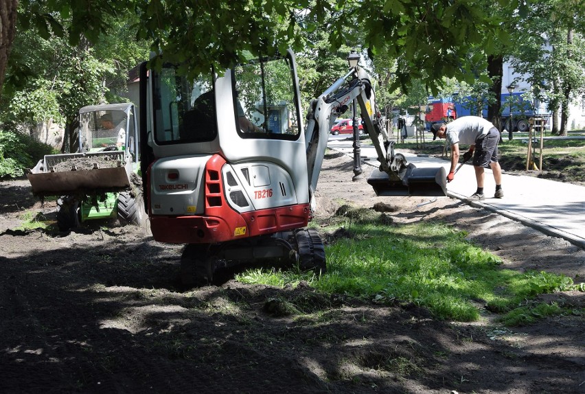 Trwają prace na terenie skweru u zbiegu ulic Poznańskiej i...