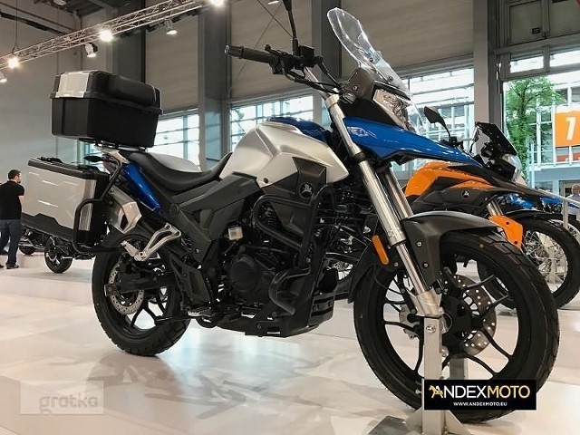 Motocykle o pojemności silnika do 125 cm3 CENY. Wiosna to czas, w którym rozpoczyna się sezon motocyklowy. Kto z nas nie marzył o poczuciu wiatru we włosach i podróży jednośladem? To marzenie można spełnić za stosunkowo niedrogie motocykle, którymi możemy podróżować posiadając jedynie prawo jazdy kategorii B. Sprawdźcie, jakie motocykle o pojemności silnika do 125 cm3 możecie kupić za kilka tysięcy złotych. Oferty pochodzą z serwisu Gratka.pl.