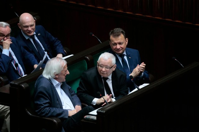 Z najnowszego sondażu Estymator dla DoRzeczy.pl wynika, że do Sejmu dostałoby się sześć ugrupowań.