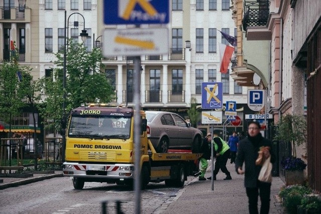 Niefrasobliwość kierowców może ich drogo kosztować - w Bydgoszczy stawki za odholowanie nieprawidłowo pozostawionych samochodów i ich przechowywanie na parkingu pójdą w górę.