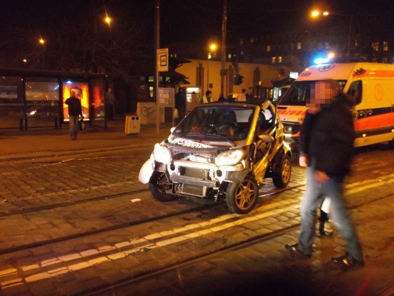 Wrocław: Wypadek na pl. Staszica. Skoda zderzyła się ze smartem. Torowisko zablokowane