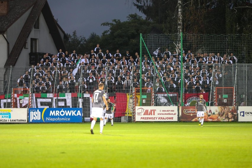 Niepołomice. Kibice Zagłębia Sosnowiec podczas meczu z...