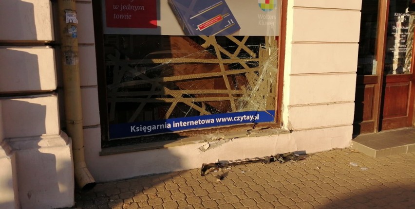 Wjechał wypożyczonym autem w witrynę księgarni na Krakowskim Przedmieściu. Policja szuka sprawcy
