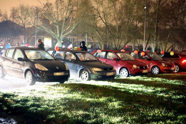 Strajk Kobiet. W czwartek samochody blokowały ulice Łodzi. Zobacz relację ze zmotoryzowanego strajku kobiet