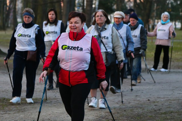 Od poniedziałku nasi Czytelnicy poznają i doskonalą technikę nordic walking we wrocławskich parkach. Na spacery z kijkami wyszli z trenerem do parku Zachodniego