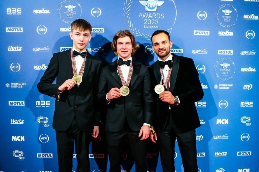 Mistrzowie świata na żużlu, od lewej: Rasmus Karlsson...