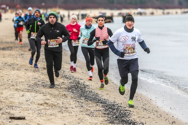 Biegi na plaży w Sopocie tuż nad Zatoką Gdańską mają wielu entuzjastów