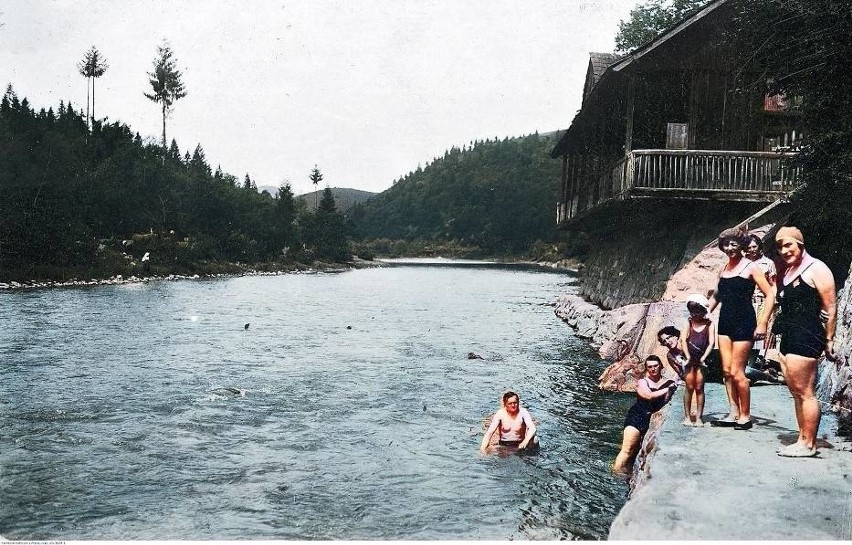 Beskid Sądecki. Tak przed laty nad Popradem plażowali sądeczanie i turyści. Zobaczcie archiwalne zdjęcia