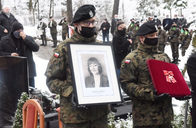 Dokładnie rok temu towarzyszyły nam wielkie emocje. Z różnych powodów. Odeszli znani Lubuszanie. Rozpoczęły się masowe szczepienia przeciw covid-19, trwały mniejsze i większe inwestycje. Powspominajmy razem styczeń 2021.Klikając w kolejne zdjęcia, zobaczmy ważne wydarzenia w regionie. Zielona Góra. Pogrzeb posłanki, byłej minister pracy i polityki społecznej Jolanty Fedak.