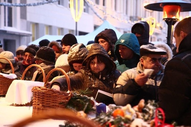 Były tradycyjne wigilijne potrawy. I paczki przygotowane przez stowarzyszenie Droga z żywnością dla najuboższych.