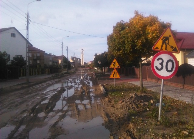 Ulica Matejki w Łapach to jedna z trzech remontowanych dróg. Ta jest zryta i rozbabrana na całej długości. Wszędzie błoto i kałuże. Nie widać, by prace postępowały.