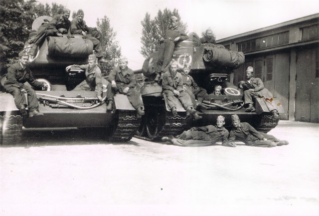 T-34 w koszarach, żołnierz leżący pierwszy z lewej to Władysław Dębski