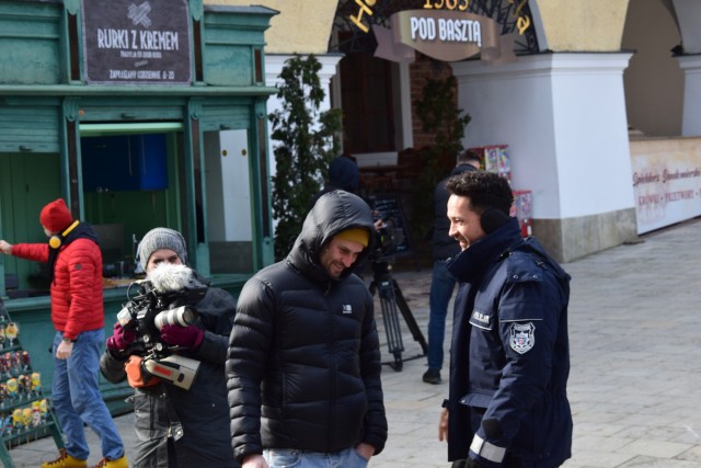 W środę na planie można było zobaczyć filmowych policjantów, a wśród nich   Rafała Cieszyńskiego -  Przemysława Gibalskiego. Na kolejnych slajdach więcej zdjęć z ujęć kręconych w środę na Rynku w Sandomierzu