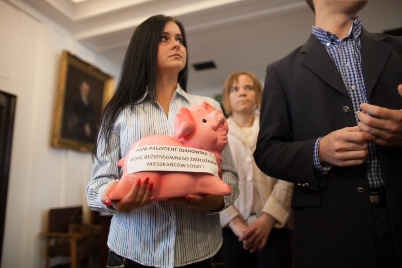 Młodzieżówka PIS przyniosła świnię dla prezydent...