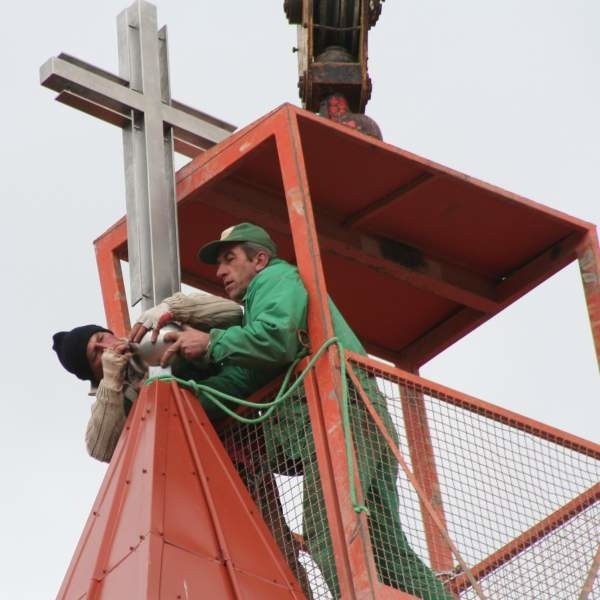 Krzyż znajduje się na wysokości 27 metrów.