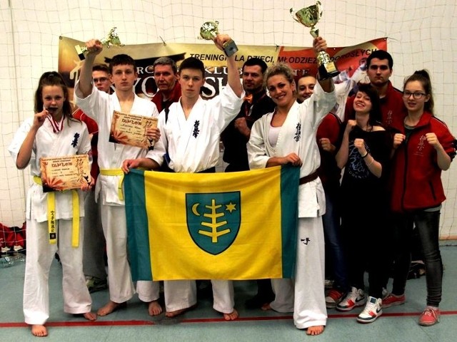 Medalowa reprezentacja Ostrowskiego Klubu Karate Kyokushinkai.