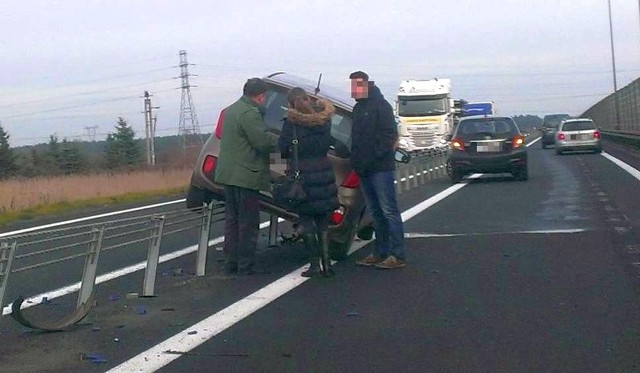 Wypadek na obwodnicy Kobylanki. Auto zatrzymało się na linach - 17 grudnia 2014