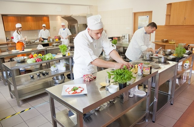 W Słupsku będą uczyć kaszubskiej kuchni po kaszubsku (zdjęcia)Zespół Szkół Ponadgminazjalnych w Słupsku dysponuje własnymi pracowniami gastronomicznymi.