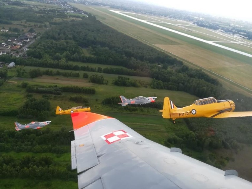 Trening pilotów Orlików i Harvardów. Za sterami pierwszych...