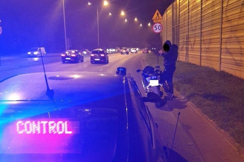 W nocy policjanci zatrzymali motocyklistę, który jechał...