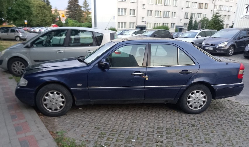 Mercedes w Tarnobrzegu zamykany na kłódkę