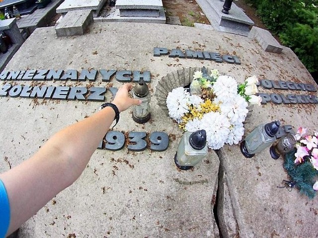 Płyta na cmentarzu w Krojantach wymaga renowacji