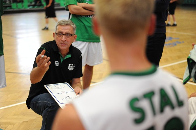 Trener koszykarzy Stali Stalowa Wola Bogdan Pamuła podczas jednej z przerw w grze. Zielono-czarni przegrali z Turem Basket Bielsk Podlaski.