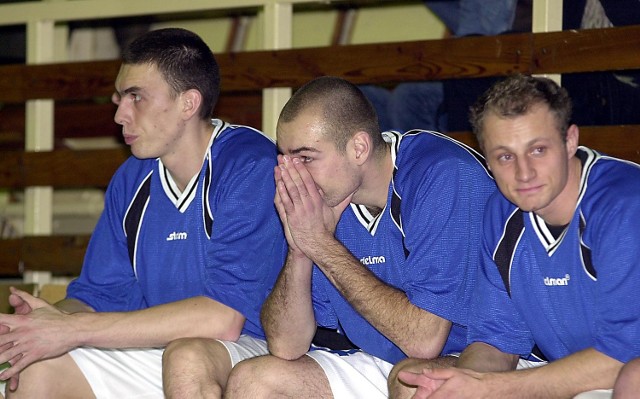 Miny siedzących na ławce rezerwowych (od lewej) Arkadiusza Soczewskiego, Łukasza Bieli i Tomasza Baszaka mówią wszystko.