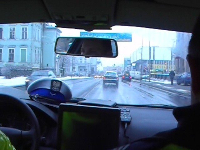 Mokry i śliski asfalt na ul. Bohaterów Westerplatte w Zielonej Górze. Kierowcy na szczęście byli ostrożni.