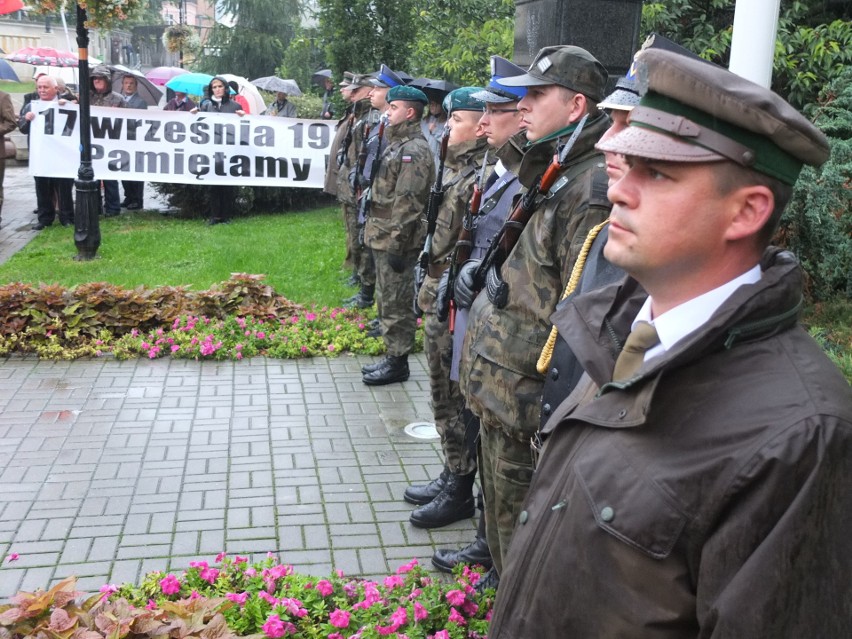 Uroczystości pod pomnikiem na Placu Wolności.