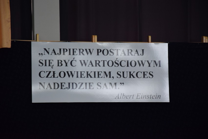 Białystok. Uczniowie kończą niełatwy rok szkolny. Pierwsze świadectwa zostały rozdane (zdjęcia)