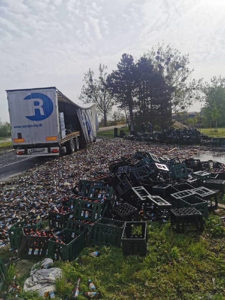 Wypadek w Czarlinie 19.05.2021 r. Z samochodu ciężarowego spadł niemal cały ładunek piwa!