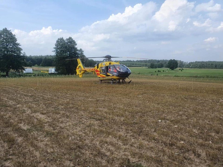 Groźny wypadek w miejscowości Asmus w powiecie chojnickim 19.08.2022. Bus uderzył w drzewo. 8 osób poszkodowanych