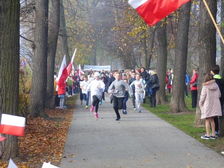 100 biegaczy na 100-lecie. W PSP 13 Radom uczniowie godnie i na sportowo uczcili okrągłą rocznicę odzyskania niepodległości (ZDJĘCIA)