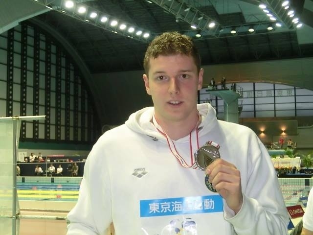 Konrad Czerniak (Wisła Puławy) prezentuje srebrny medal z przedostatnich zawodów Pucharu Świata, które w dniach 9-10 listopada odbyły się w Tokio