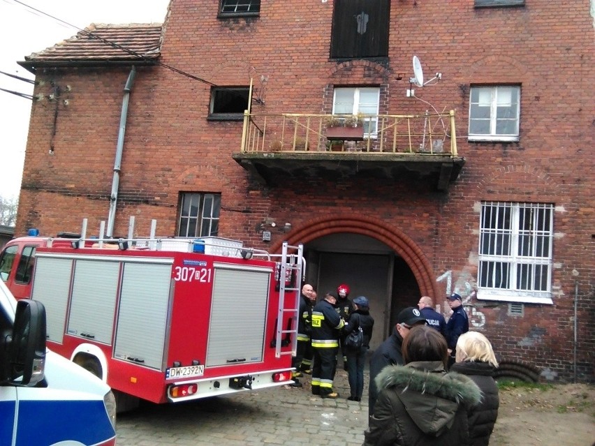 Wrocław: Pożar w kamienicy w pobliżu pl. Grunwaldzkiego (ZDJĘCIA)