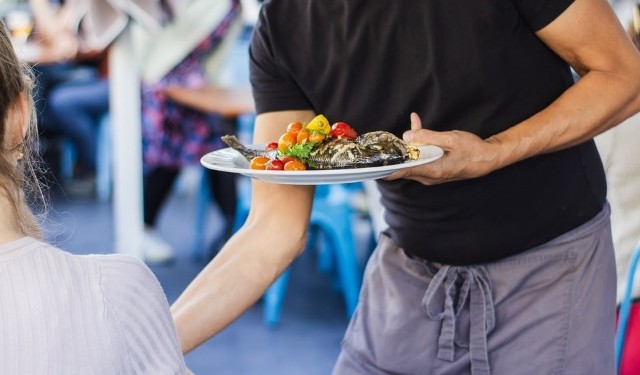 Sanepid prosi o kontakt osoby, które były klientami restauracji i mógł je obsługiwać zakażony kelner.