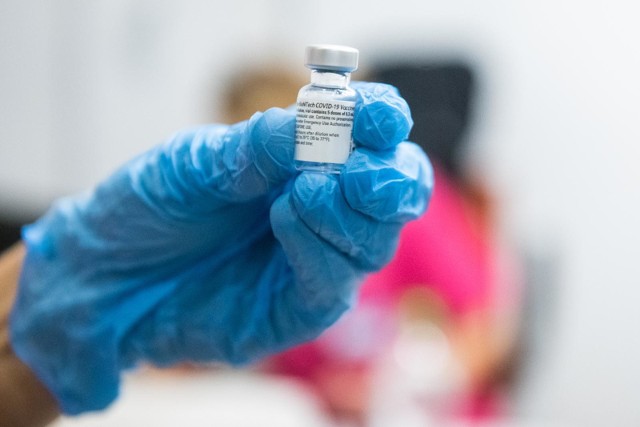 Wraz z wprowadzeniem szczepionek przeciw COVID-19 u wielu pojawiają się obawy - m.in. o to, komu szczepionka przyniesie korzyści i kto może ją przyjąć. Wątpliwości wyjaśnia dr Lidia Stopyra.