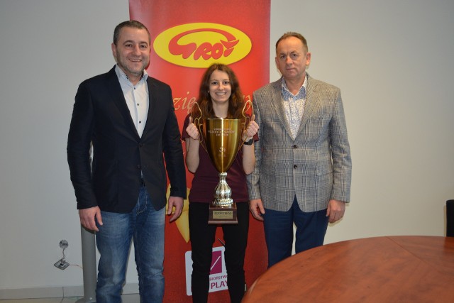 Weronika Grot, Józef Grot i Marcin Chudzik z dumą prezentują zdobyty dla Łodzi Superpuchar