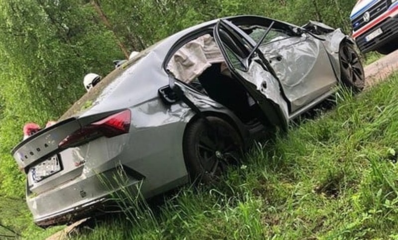 Wypadek skody octavii na drodze Kozłowice - Jamy.