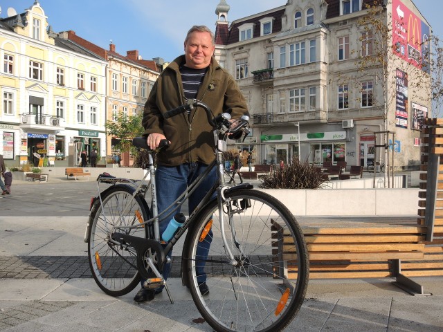 - Mamy bardzo dużo ścieżek rowerowych na wyspie Uznam. Przydałoby się ich więcej na prawobrzeżu. Dlatego dobrze, że powstaje nowa. Warto też pomyśleć o porządnym szlaku łączącym Świnoujście za Międzyzdrojami - mówi pan Dariusz, mieszkaniec Świnoujścia 