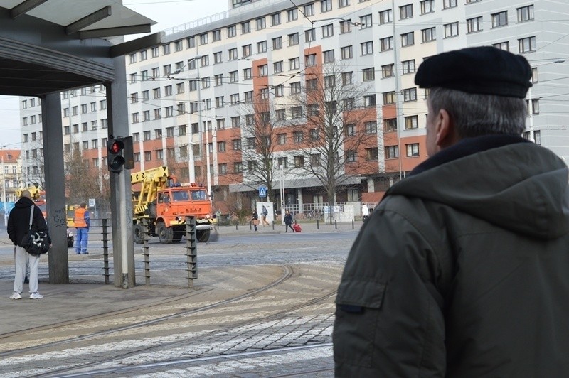 Wrocław: Na rondzie Reagana tramwaj wypadł z szyn. Były objazdy
