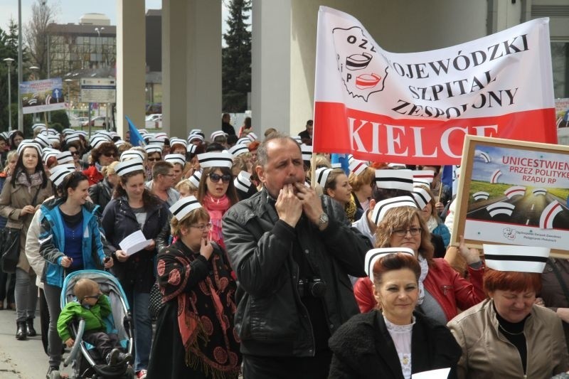 Protest pielęgniarek i położnych w Kielcach