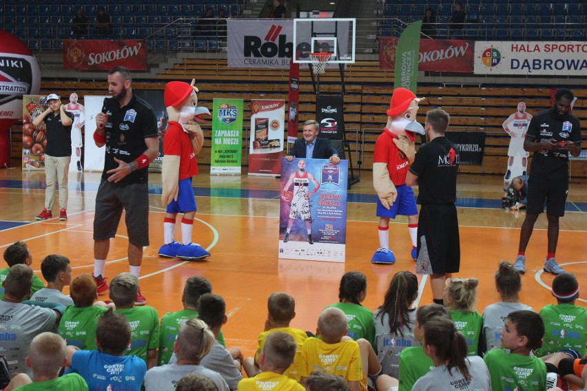 Marcin Gortat trenuje dzieci na Marcin Gortat Camp w...