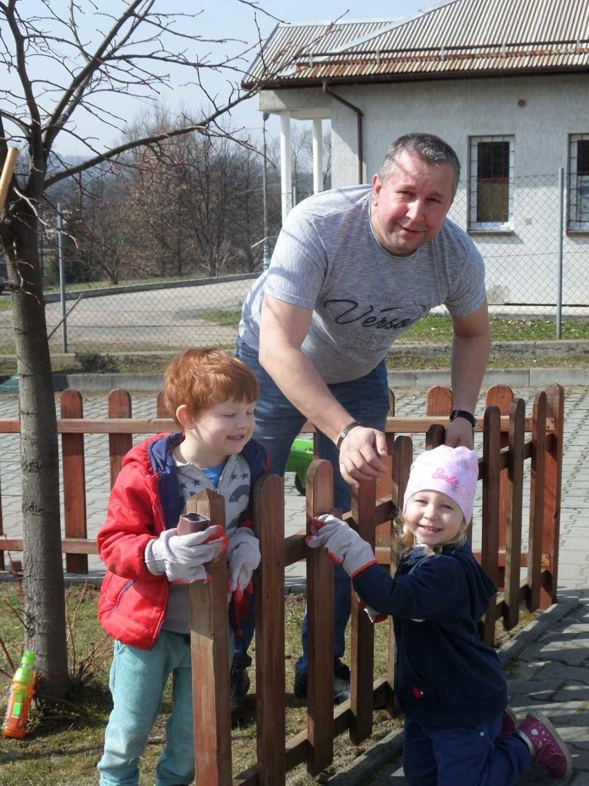 Przedszkolaki z Tenczynka robiły wiosenne porządki w swoim ogrodzie 