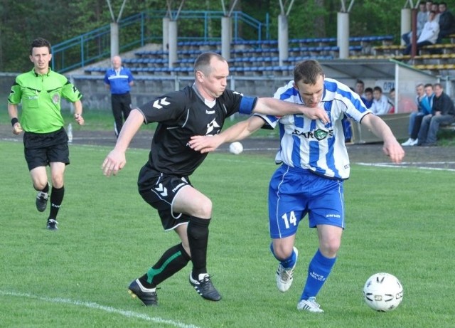 Grzegorz Skarbek (z prawej) wraz z kolegami z suchedniowskiego Orlicza przegrał niedzielne spotkanie z Janiną Libiąż 0:1. Fot. Robert Kaczmarek 
