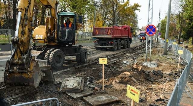 Przez najbliższe tygodnie na Chodkiewicza drogowcy będą zrywali resztki starej nawierzchni. Ruch tramwajów i samochodów jest wstrzymany.