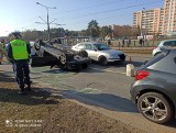 W Bydgoszczy zderzyły się cztery auta. Jedno dachowało. Zdjęcia z miejsca wypadku